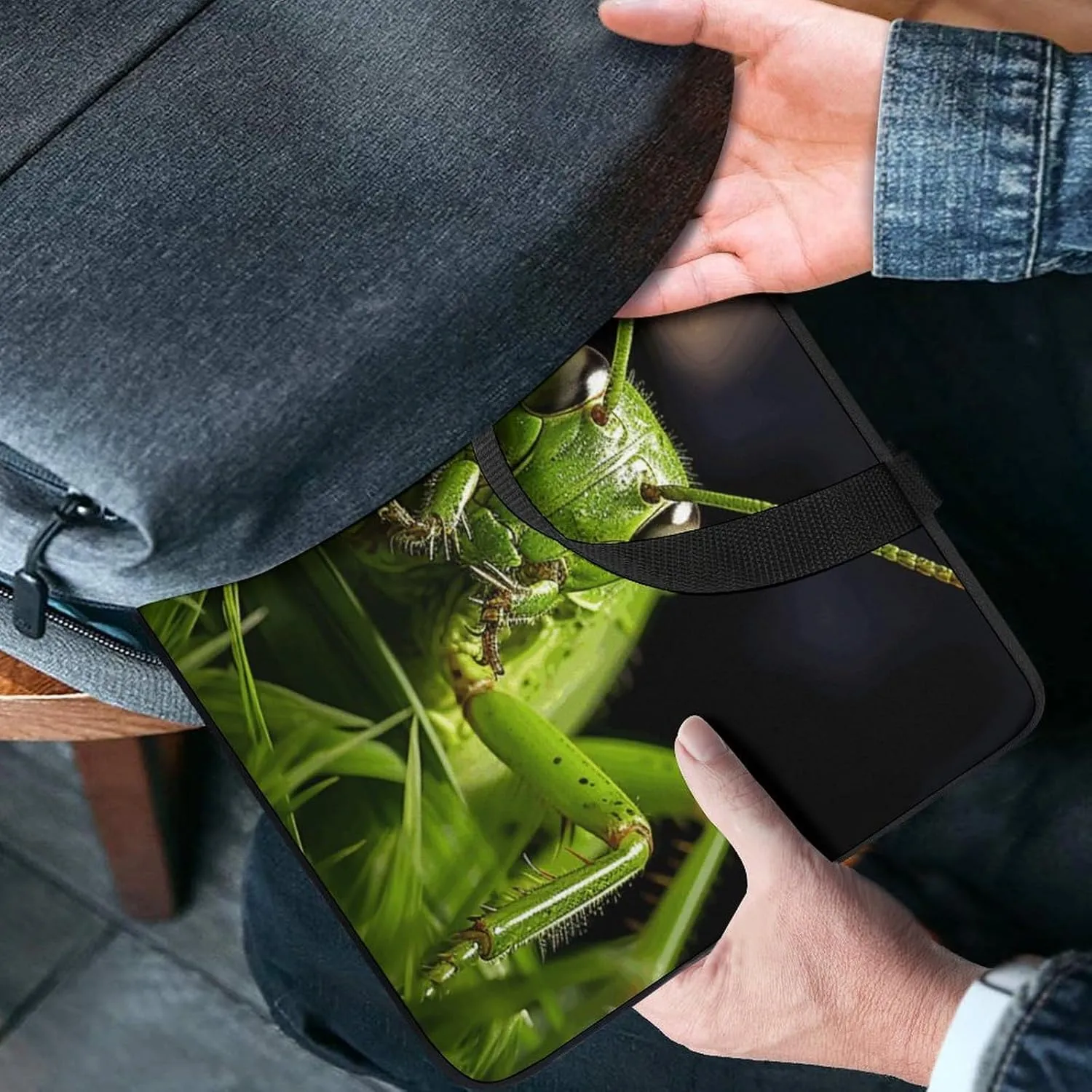 Laptop Bag Ultrathin Grasshopper on Grass Printing Laptop Carrying Case Portability Messenger Bags For Work Travel